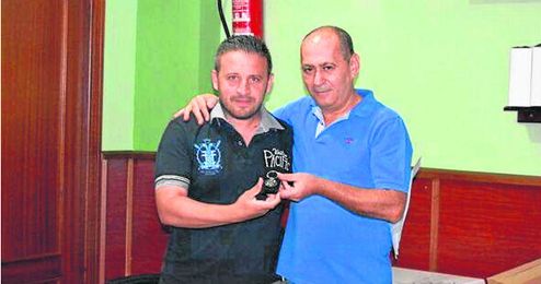 Domingo Caro (izquierda) ha renovado por una temporada más con la Estrella San Agustín alcalareña. Domingo Caro (izquierda) ha renovado por una temporada más con la Estrella San Agustín alcalareña.