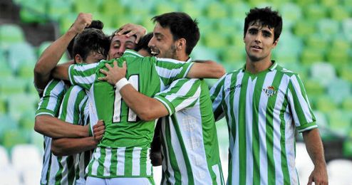 Los jugadores del filial celebran un gol ante el Anguiano. Los jugadores del filial celebran un gol ante el Anguiano.