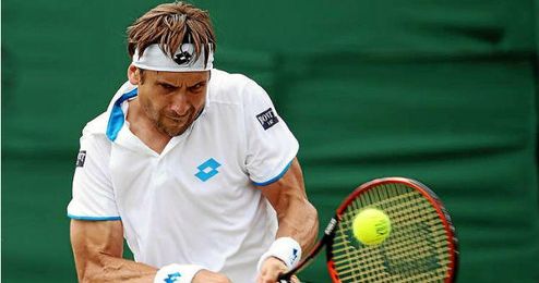 Ferrer devuelve una pelota en Segunda Ronda de Wimbledon Ferrer devuelve una pelota en Segunda Ronda de Wimbledon