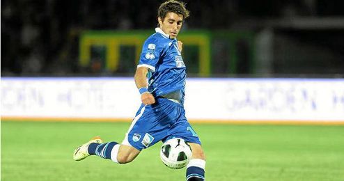 Gaston Brugman dispara a puerta en un partido con el Pescara Gaston Brugman dispara a puerta en un partido con el Pescara