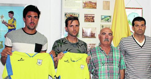 Juan Antonio, el primero por la izquierda, en su presentación. Juan Antonio, el primero por la izquierda, en su presentación.