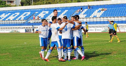 Los jugadores del Marbella celebran un tanto en su estadio. Los jugadores del Marbella celebran un tanto en su estadio.