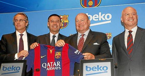 Bartomeu, presidente del Barcelona, junto a los representantes de Beko. Bartomeu, presidente del Barcelona, junto a los representantes de Beko.