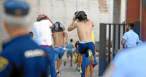 Varios aficionados de Las Palmas corren por los aledaños del estadio. Varios aficionados de Las Palmas corren por los aledaños del estadio.