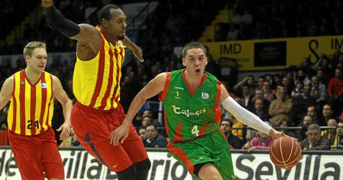 Bamforth intenta superar a un jugador del Barcelona. Bamforth intenta superar a un jugador del Barcelona.