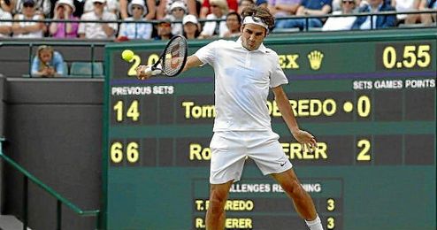 Federer golpea la bola durante un lance en el partido contra Robredo. Federer golpea la bola durante un lance en el partido contra Robredo.