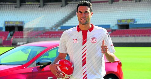 Vicente Iborra es, hasta la fecha, el último mediocentro que ha fichado Monchi. Vicente Iborra es, hasta la fecha, el último mediocentro que ha fichado Monchi.