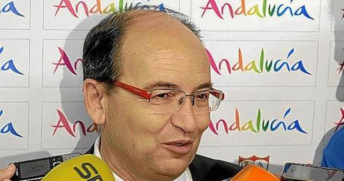 José Castro atiende a la prensa antes de viajar con el Sevilla. José Castro atiende a la prensa antes de viajar con el Sevilla.