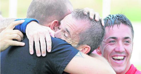 Los jugadores torrealbenses se fueron al banquillo para celebrar uno de los tantos ante La Jara con Joaquín, portero suplente en las jornadas anteriores. Los jugadores torrealbenses se fueron al banquillo para celebrar uno de los tantos ante La Jara con Joaquín, portero suplente en las jornadas anteriores.