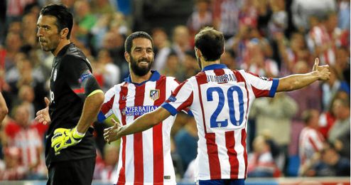 Arda y Juanfran celebran el gol del turco Arda y Juanfran celebran el gol del turco