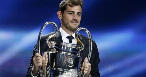 Casillas en el sorteo de grupos de la Champions. Casillas en el sorteo de grupos de la Champions.