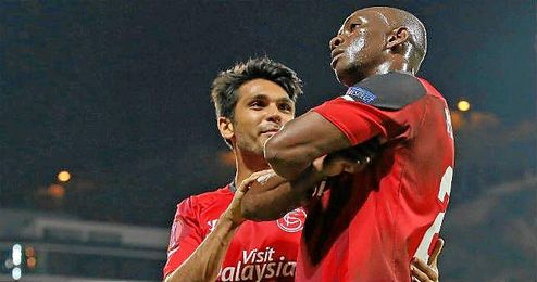 M´Bia celebra el gol junto a Tremoulinas. M´Bia celebra el gol junto a Tremoulinas.