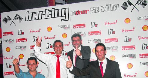 El delegado del Instituto Andaluz de la Juventud y el alcalde de Alcalá, ambos en la parte central, en el circuito. El delegado del Instituto Andaluz de la Juventud y el alcalde de Alcalá, ambos en la parte central, en el circuito.