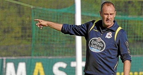 Víctor Fernández, en un entrenamiento con el Depor. Víctor Fernández, en un entrenamiento con el Depor.