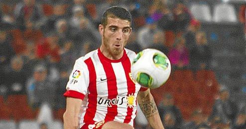 Fran Vélez controla un balón en un partido del Almería la pasada campaña. Fran Vélez controla un balón en un partido del Almería la pasada campaña.
