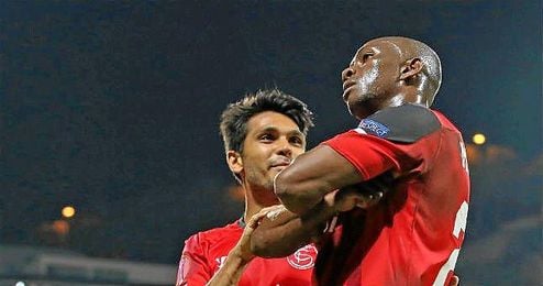 M´Bia celebra el tanto del empate ante el Rijeka junto a Tremoulinas. M´Bia celebra el tanto del empate ante el Rijeka junto a Tremoulinas.