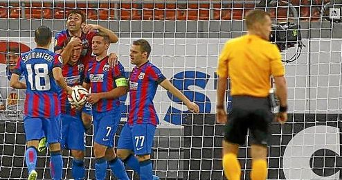 Rusescu celebra un gol con sus compañeros en el Steaua. Rusescu celebra un gol con sus compañeros en el Steaua.