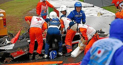 Los servicios médicos intentan sacar a Bianchi del Marussia accidentado. Los servicios médicos intentan sacar a Bianchi del Marussia accidentado.