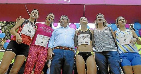 Zoido y María del Mar Sánchez Estrella junto al podio con las campeonas. Zoido y María del Mar Sánchez Estrella junto al podio con las campeonas.