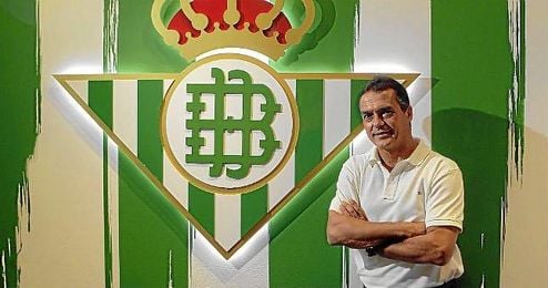 Alexis junto al escudo verdiblanco. Alexis junto al escudo verdiblanco.