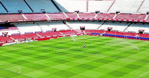 Operarios en el césped del estadio Ramón Sánchez Pizjuán. Operarios en el césped del estadio Ramón Sánchez Pizjuán.