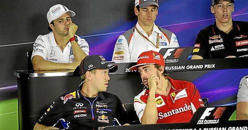 Alonso conversa con Vettel en la rueda de prensa en Rusia. Alonso conversa con Vettel en la rueda de prensa en Rusia.