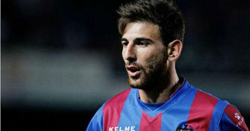 Karabelas en un partido con el Levante. Karabelas en un partido con el Levante.