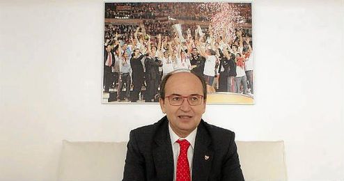 José Castro posa para ESTADIO en la la Sala Vip Juan Arza del Sánchez Pizjuán. José Castro posa para ESTADIO en la la Sala Vip Juan Arza del Sánchez Pizjuán.