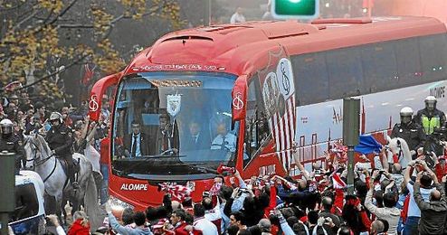 Un autobús del primer equipo hará un recorrido recogiendo a aficionados sevillistas. Un autobús del primer equipo hará un recorrido recogiendo a aficionados sevillistas.