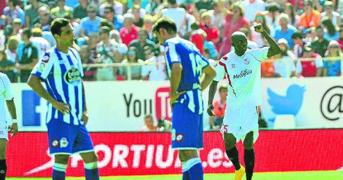 M´Bia celebra uno sus de dos goles logrados ante el Deportivo. M´Bia celebra uno sus de dos goles logrados ante el Deportivo.