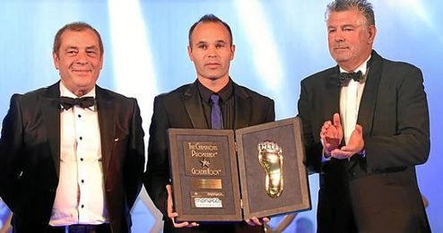 Iniesta posando con el premio Iniesta posando con el premio
