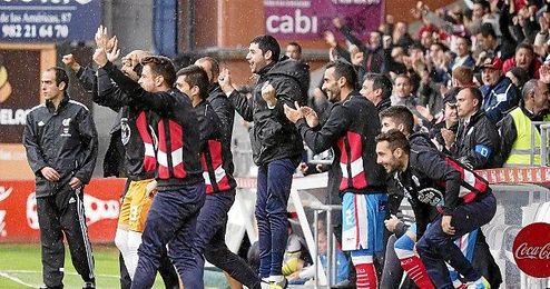 El banquillo lucense celebrando un gol. El banquillo lucense celebrando un gol.