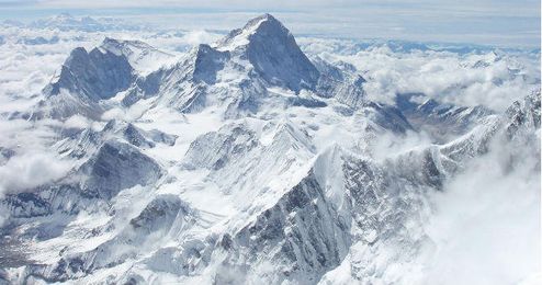 Los amantes del montañismo acuden al Himalaya ya que es temporada alta en este lugar. Los amantes del montañismo acuden al Himalaya ya que es temporada alta en este lugar.