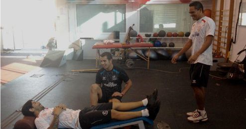 Bacca y Banega se recuperan en el gimnasio después de la vuelta. Bacca y Banega se recuperan en el gimnasio después de la vuelta.