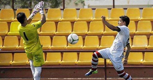 Lance entre el portero de La Barrera y un jugador del Utrera Lance entre el portero de La Barrera y un jugador del Utrera