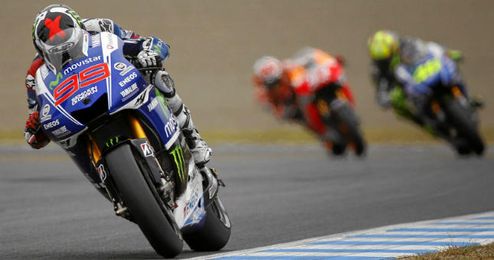Jorge Lorenzo seguido de Rossi y Márquez Jorge Lorenzo seguido de Rossi y Márquez