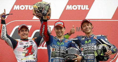 Valentino Rossi en el podio junto a Jorge Lorenzo y Marc Márquez. Valentino Rossi en el podio junto a Jorge Lorenzo y Marc Márquez.