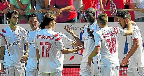 Los sevillistas celebran el segundo tanto de M´Bia en la goleada al Deportivo en el Pizjuán. Los sevillistas celebran el segundo tanto de M´Bia en la goleada al Deportivo en el Pizjuán.
