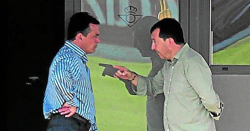 José Luis ´Chuti´ Molina conversa de forma vehemente con Alexis Trujillo. José Luis ´Chuti´ Molina conversa de forma vehemente con Alexis Trujillo.