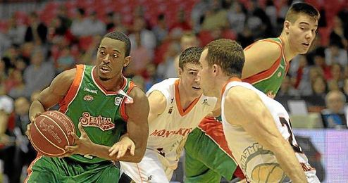 Thames protege el balón en un lance ante el Fuenlabrada. Thames protege el balón en un lance ante el Fuenlabrada.
