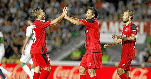 Bacca y Deulofeu se felicitan tras lograr el 0-1 en el Martínez Valero. Bacca y Deulofeu se felicitan tras lograr el 0-1 en el Martínez Valero.