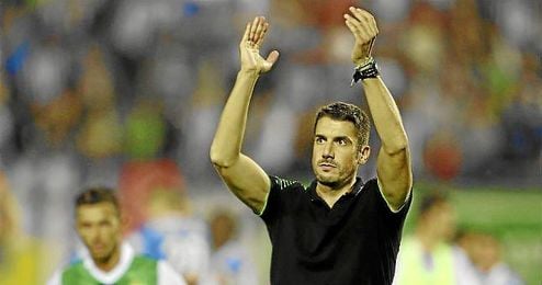 Velázquez saluda a la afición del Betis tras perder en Butarque. Velázquez saluda a la afición del Betis tras perder en Butarque.