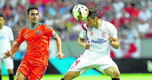 La figura de Krychowiak en el centro del campo ha reforzado mucho el sistema defensivo del Sevilla. La figura de Krychowiak en el centro del campo ha reforzado mucho el sistema defensivo del Sevilla.