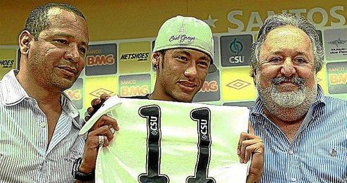 Los tres protagonistas de la noticia: Neymar Sr, Neymar Jr y Oliveira. Los tres protagonistas de la noticia: Neymar Sr, Neymar Jr y Oliveira.