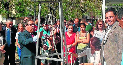 El alcalde de Sevilla acudió ayer al Polígono Sur para poner la primera piedra del nuevo centro de mayores. El alcalde de Sevilla acudió ayer al Polígono Sur para poner la primera piedra del nuevo centro de mayores.