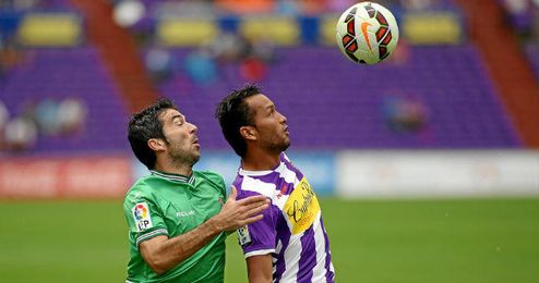 Jeffren lucha por un balón con un jugador del Racing. Jeffren lucha por un balón con un jugador del Racing.