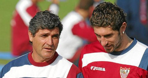 Juande Ramos habla con Dragutinovic cuando era entrenador del Sevilla. Juande Ramos habla con Dragutinovic cuando era entrenador del Sevilla.