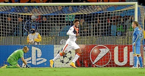 Luiz Adriano marcó cinco de los siete goles de su equipo. Luiz Adriano marcó cinco de los siete goles de su equipo.
