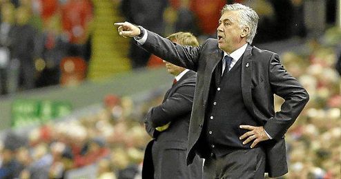 Ancelotti en el área técnica de Anfield Ancelotti en el área técnica de Anfield
