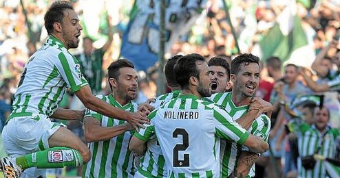 Los jugadores béticos celebran el primer gol. Los jugadores béticos celebran el primer gol.